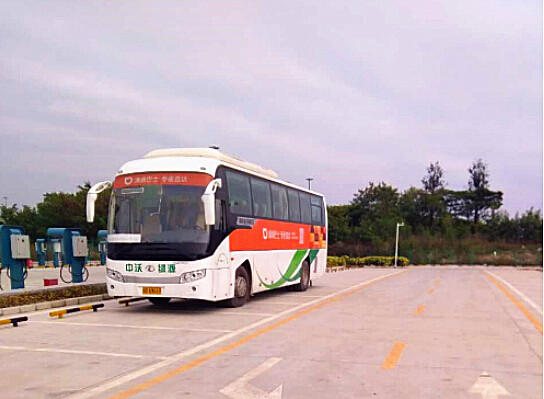 純電動大巴車正在充電.jpg